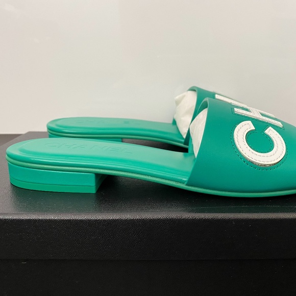 2023 CHANEL CHA NEL LOGO GREEN LEATHER FLAT SHOES SLIDES MULES 38 - Picture 11 of 15